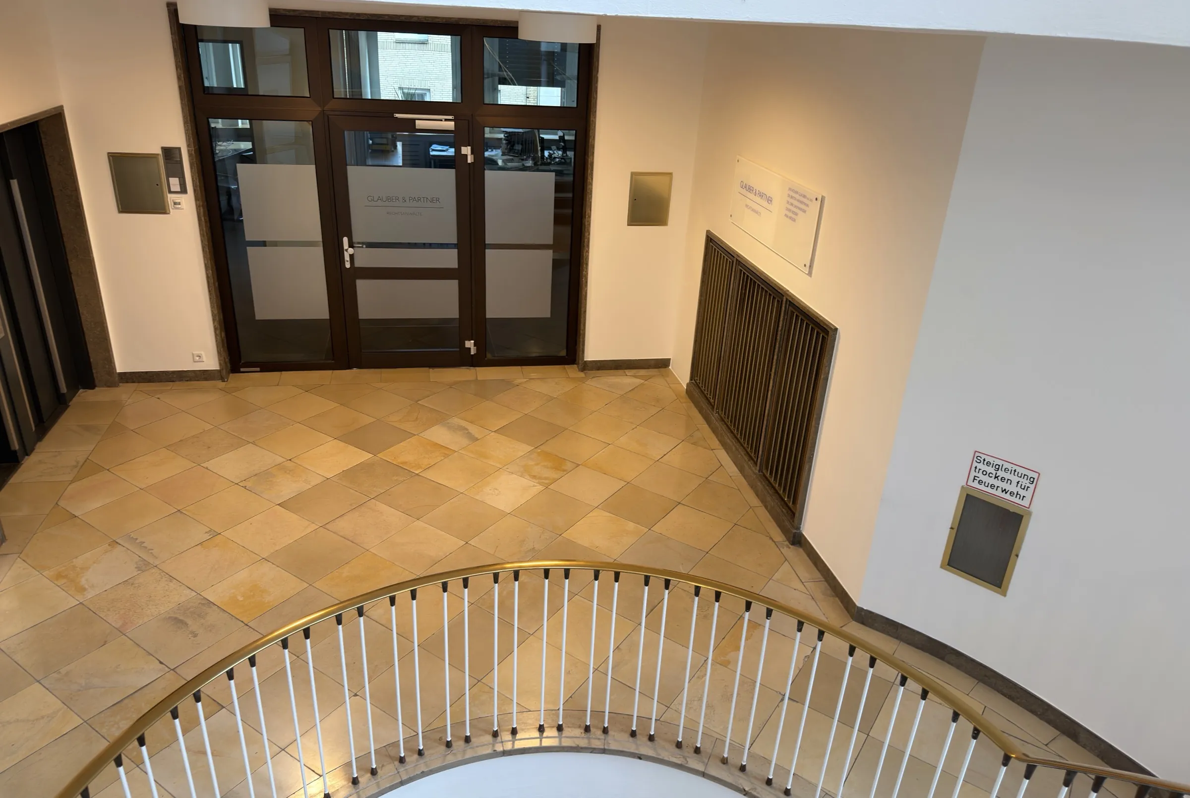 View from the stairs into the corridor of the Nordsternhaus with the door to the firm, photograph